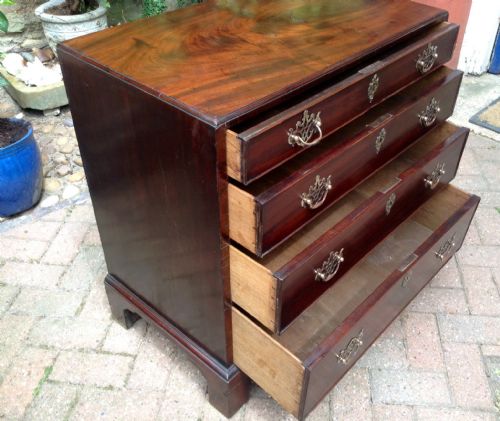 A VERY SMALL EARLY GEORGIAN MAHOGANY CHEST OF DRAWERS - ADDITIONAL PHOTO 3