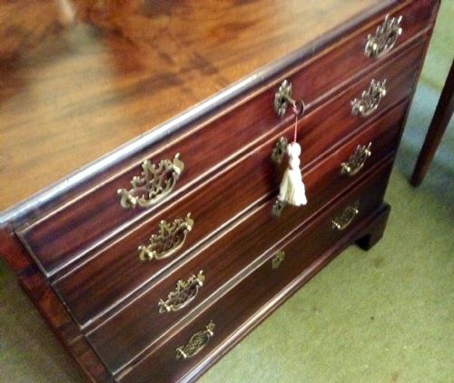 A VERY SMALL EARLY GEORGIAN MAHOGANY CHEST OF DRAWERS - ADDITIONAL PHOTO 5