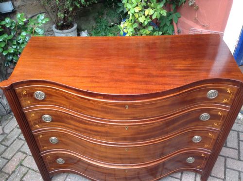 EARLY 19TH CENTURY MAHOGANY SERPENTINE CHEST OF DRAWERS - ADDITIONAL PHOTO 2