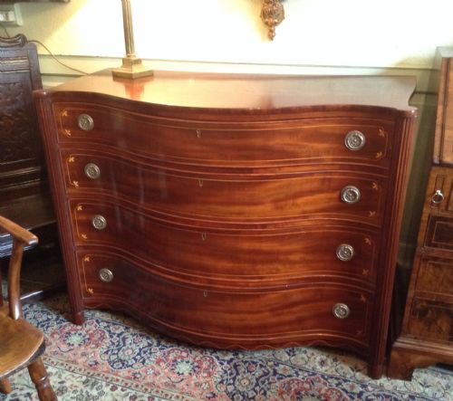 EARLY 19TH CENTURY MAHOGANY SERPENTINE CHEST OF DRAWERS - ADDITIONAL PHOTO 6