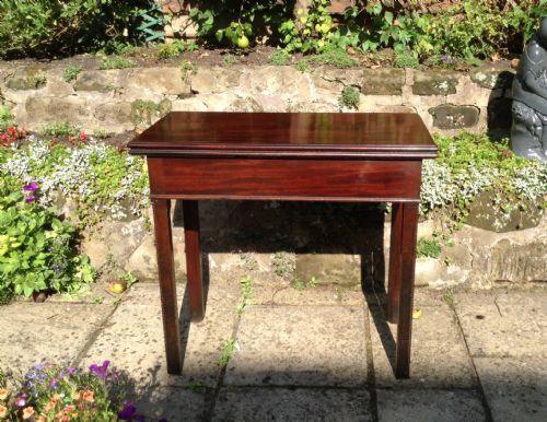 fine cuban mahogany small tea table - CATEGORY: ANTIQUE TABLES - DATED 1750