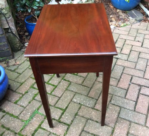 SMALL MAHOGANY SIDE TABLE - ADDITIONAL PHOTO 3
