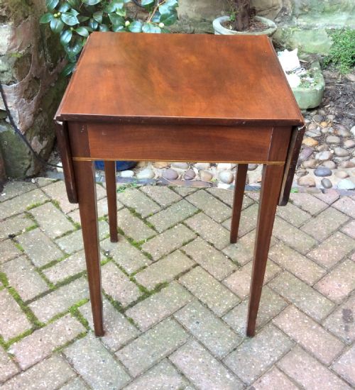 SMALL MAHOGANY PEMBROKE TABLE - ADDITIONAL PHOTO 3