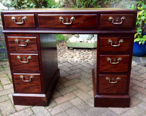 SMALL GEORGIAN PEDESTAL DESK - ADDITIONAL PHOTO 1