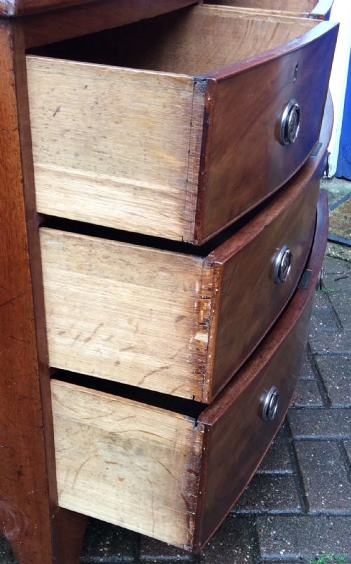 SMALL MAHOGANY BOW FRONT CHEST OF DRAWERS - ADDITIONAL PHOTO 3