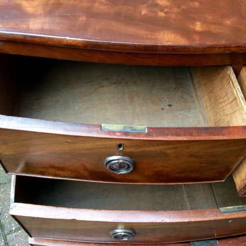 SMALL MAHOGANY BOW FRONT CHEST OF DRAWERS - ADDITIONAL PHOTO 5