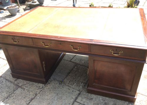 SUPERB LARGE MAHOGANY PARTNERS DESK - ADDITIONAL PHOTO 4