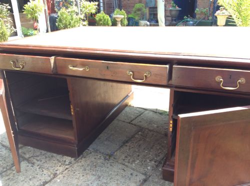 SUPERB LARGE MAHOGANY PARTNERS DESK - ADDITIONAL PHOTO 5