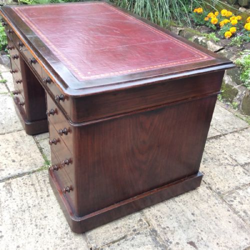 WALNUT PEDESTAL DESK OF GOOD DEEP PROPORTIONS - ADDITIONAL PHOTO 3