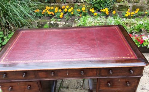 WALNUT PEDESTAL DESK OF GOOD DEEP PROPORTIONS - ADDITIONAL PHOTO 4