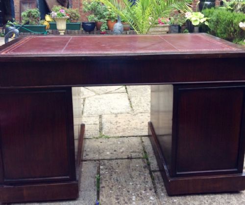WALNUT PEDESTAL DESK OF GOOD DEEP PROPORTIONS - ADDITIONAL PHOTO 6