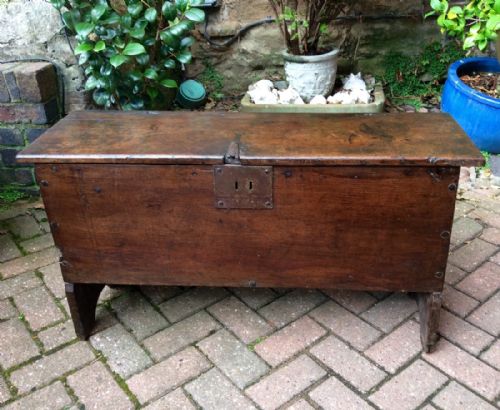 early oak small coffer or sword chest - CATEGORY: ANTIQUE CHESTS - DATED 18TH CENTURY