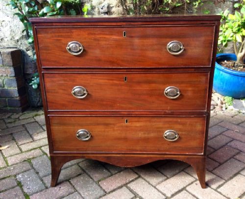 SMALL GEORGIAN MAHOGANY CHEST OF DRAWERS - ADDITIONAL PHOTO 3