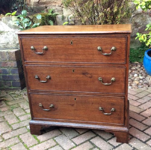 small oak georgian chest of drawers - CATEGORY: ANTIQUE CHEST OF DRAWERS - DATED GEORGIAN