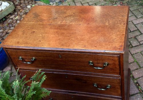 SMALL OAK GEORGIAN CHEST OF DRAWERS - ADDITIONAL PHOTO 4