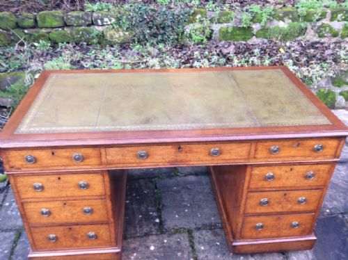 OAK PEDESTAL DESK - ADDITIONAL PHOTO 4