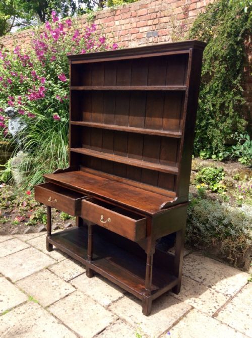 A SMALL OAK DRESSER - ADDITIONAL PHOTO 2