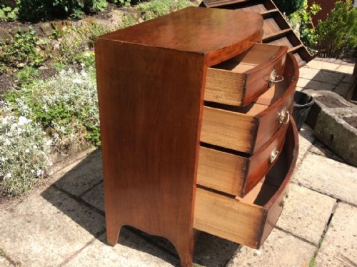 LOVELY BOW FRONT MAHOGANY CHEST OF DRAWERS - ADDITIONAL PHOTO 6