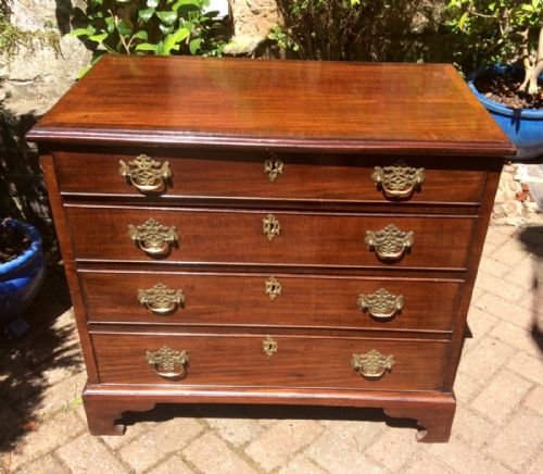 small georgian mahogany chest of drawers - CATEGORY: ANTIQUE CHEST OF DRAWERS - DATED 18TH CENTURY