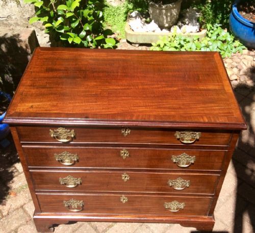 SMALL GEORGIAN MAHOGANY CHEST OF DRAWERS - ADDITIONAL PHOTO 2
