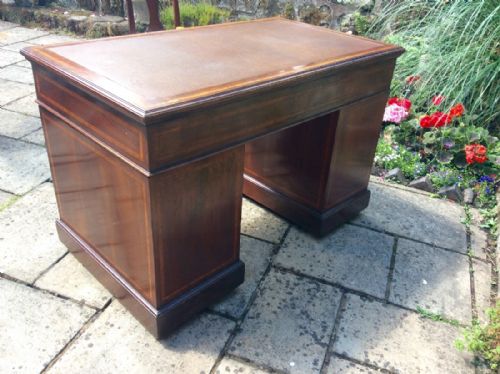 MAPLE AND CO PEDESTAL DESK - ADDITIONAL PHOTO 3