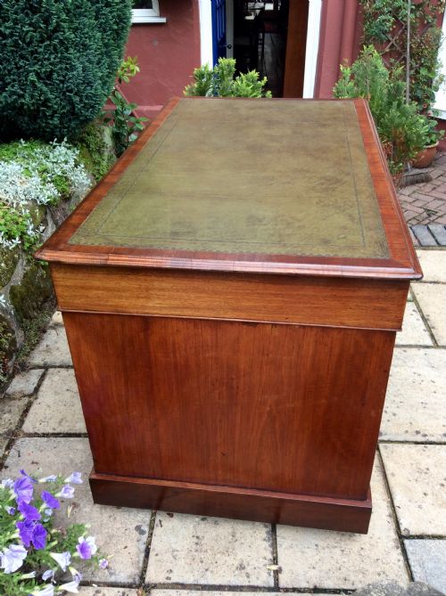 GOOD VICTORIAN MAHOGANY PEDESTAL DESK - ADDITIONAL PHOTO 1