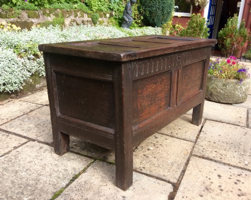 SMALL EARLY 18TH CENTURY COFFER - ADDITIONAL PHOTO 1