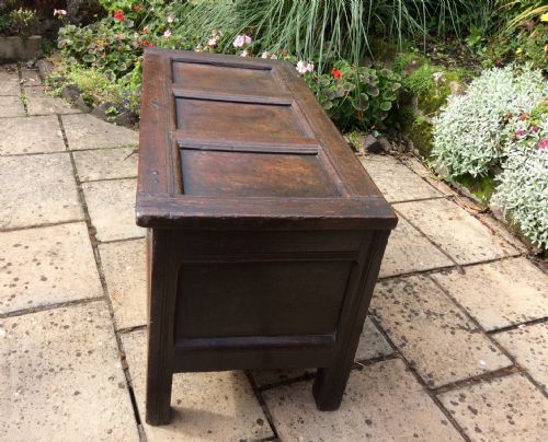 SMALL EARLY 18TH CENTURY COFFER - ADDITIONAL PHOTO 4