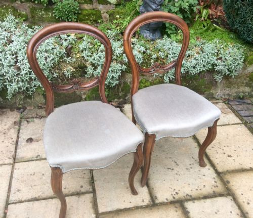 A PAIR OF CABRIOLE LEG BALLOON BACK CHAIRS - ADDITIONAL PHOTO 1