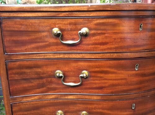 GEORGIAN MAHOGANY SERPENTINE CHEST OF DRAWERS - ADDITIONAL PHOTO 1