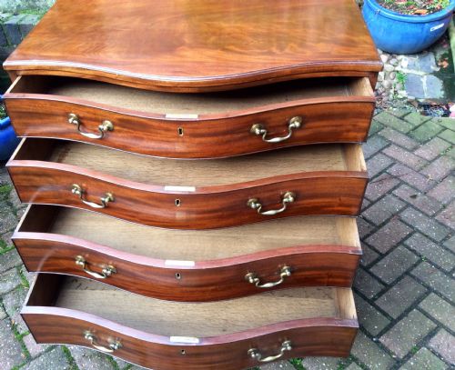 GEORGIAN MAHOGANY SERPENTINE CHEST OF DRAWERS - ADDITIONAL PHOTO 4