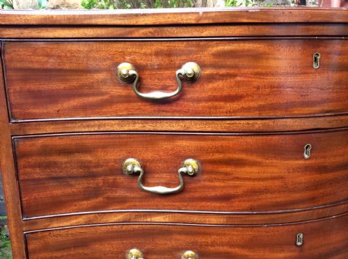GEORGIAN MAHOGANY SERPENTINE CHEST OF DRAWERS - ADDITIONAL PHOTO 6