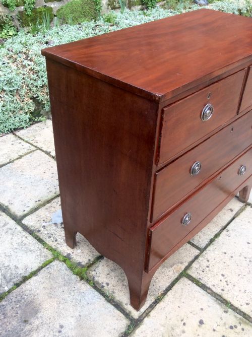 SMALL MAHOGANY CHEST OF DRAWERS - ADDITIONAL PHOTO 3