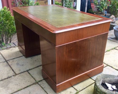 MAHOGANY PEDESTAL DESK - ADDITIONAL PHOTO 1