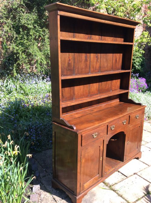 SMALL OAK DRESSER AND SHELVES - ADDITIONAL PHOTO 1