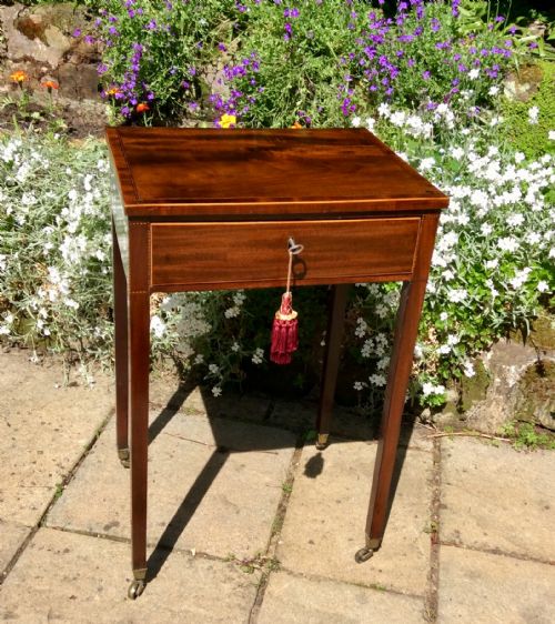 georgian small mahogany side or lamp table - CATEGORY: ANTIQUE TABLES - DATED GEORGIAN
