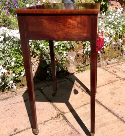 GEORGIAN SMALL MAHOGANY SIDE OR LAMP TABLE - ADDITIONAL PHOTO 1