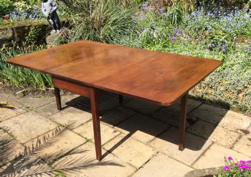 A LARGE DROP LEAF MAHOGANY DINING TABLE - ADDITIONAL PHOTO 3