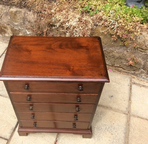 A VERY SMALL SET OF DRAWERS - ADDITIONAL PHOTO 1