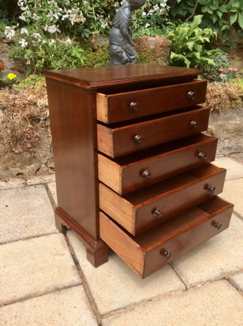 A VERY SMALL SET OF DRAWERS - ADDITIONAL PHOTO 3