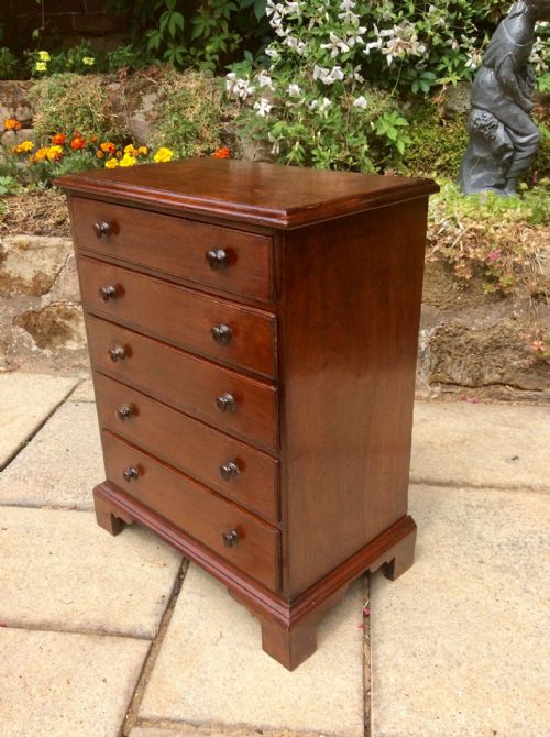 A VERY SMALL SET OF DRAWERS - ADDITIONAL PHOTO 4