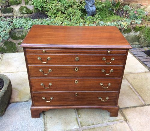 small georgian mahogany chest of drawers - CATEGORY: ANTIQUE CHEST OF DRAWERS - DATED GEORGIAN