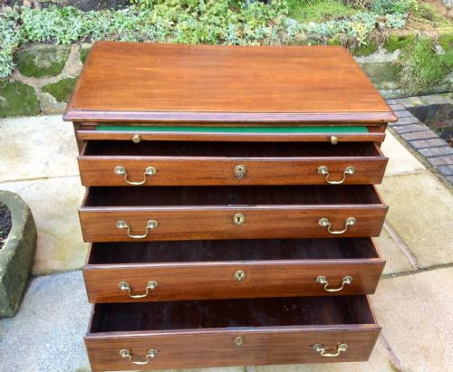 SMALL GEORGIAN MAHOGANY CHEST OF DRAWERS - ADDITIONAL PHOTO 4