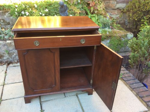 QUALITY MAHOGANY SIDE CABINET - ADDITIONAL PHOTO 2