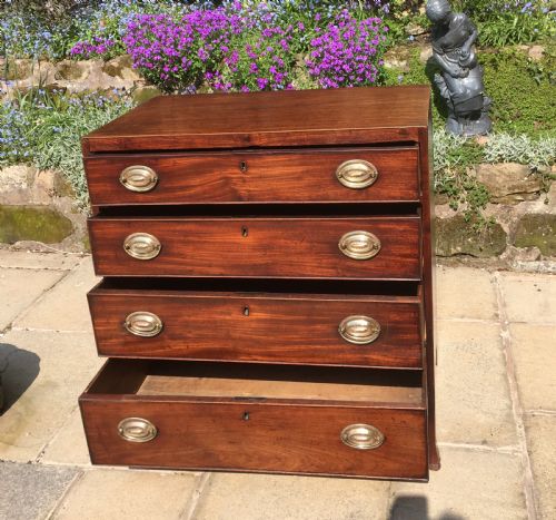SMALL MAHOGANY GEORGIAN CHEST OF DRAWERS - ADDITIONAL PHOTO 1