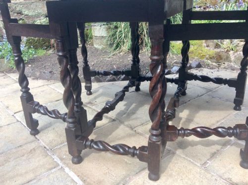 RARE LATE 17TH CENTURY OAK DINING TABLE - ADDITIONAL PHOTO 2