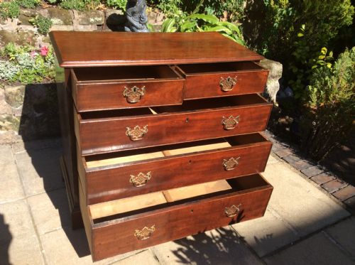 SMALL GEORGIAN MAHOGANY CHEST OF DRAWERS - ADDITIONAL PHOTO 1