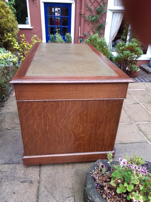 LARGE OAK PEDESTAL DESK - ADDITIONAL PHOTO 5