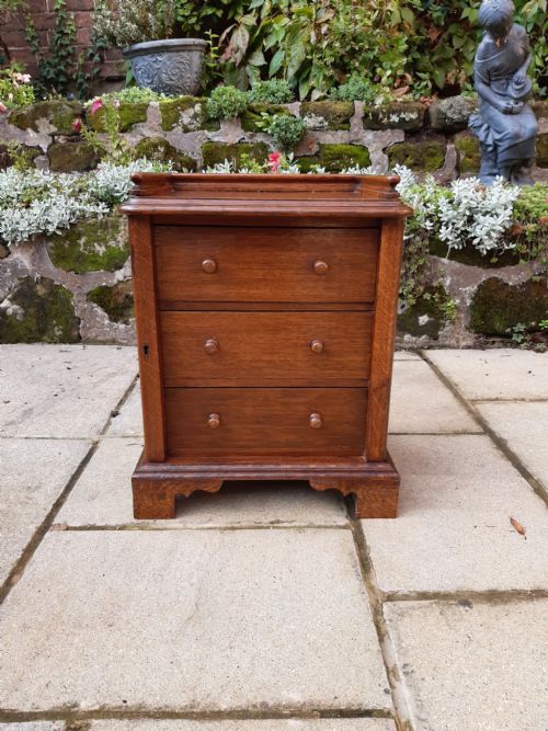 MINIATURE CHEST OF OAK DRAWERS - ADDITIONAL PHOTO 4