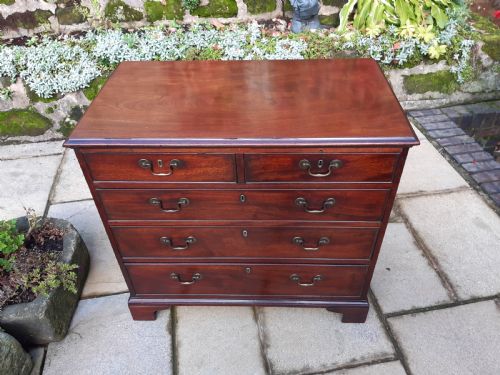SMALL GEORGIAN MAHOGANY CHEST OF DRAWERS - ADDITIONAL PHOTO 1